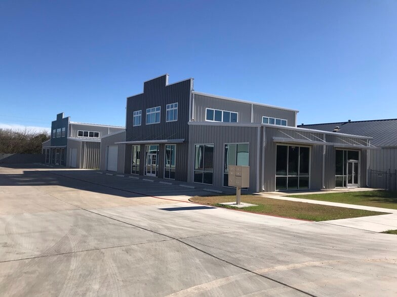 More Photos Of 11215 Conroy Ln, Austin Showroom For Lease