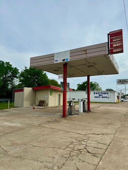 More Photos Of 1425 S Church St, Paris Freestanding For Sale