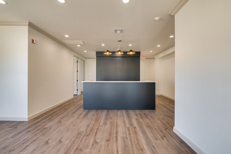 More Photos Of 201-203 E 10th St Plz, Edmond Office For Lease