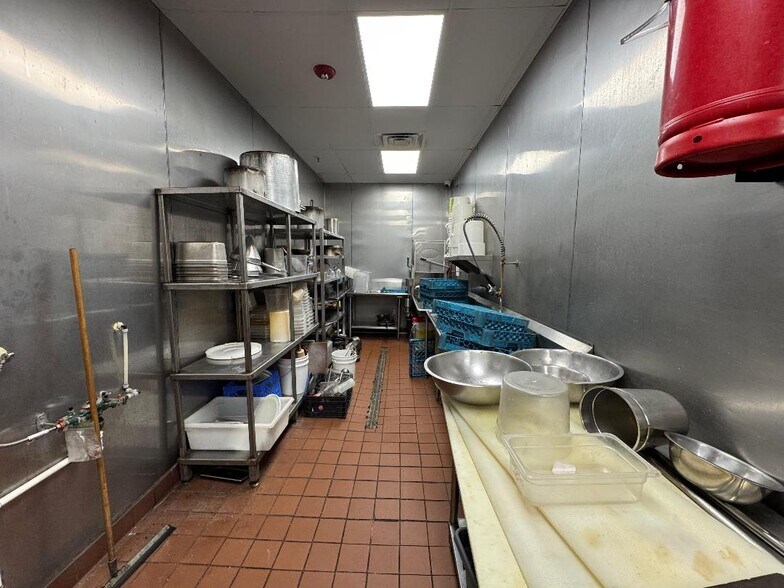 More Photos Of 1906-1908 N Frazier St, Conroe Health Club For Lease