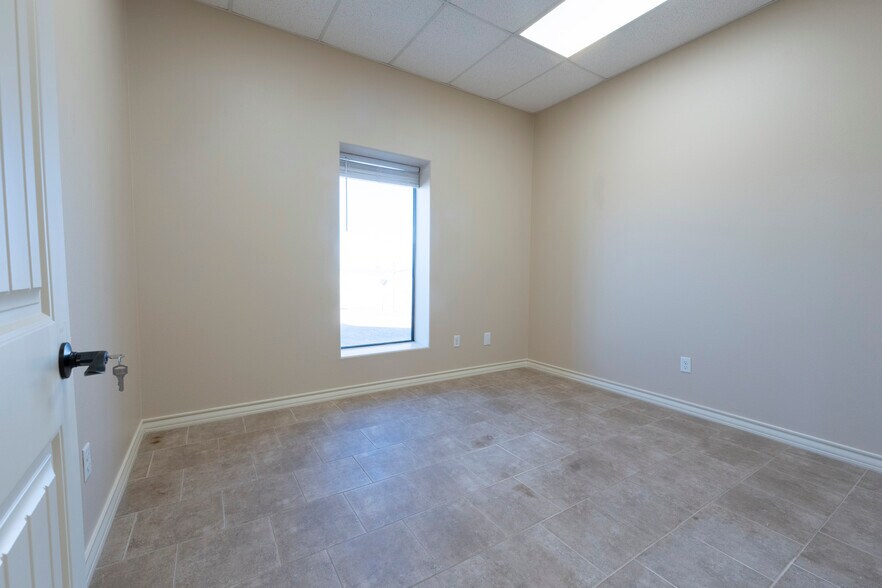 More Photos Of 1806 CR-1101, Midland Warehouse For Lease