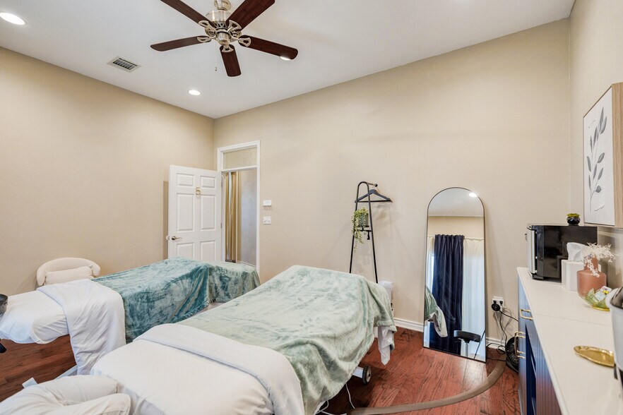 More Photos Of 12335 Hymeadow Dr, Austin Office For Sale