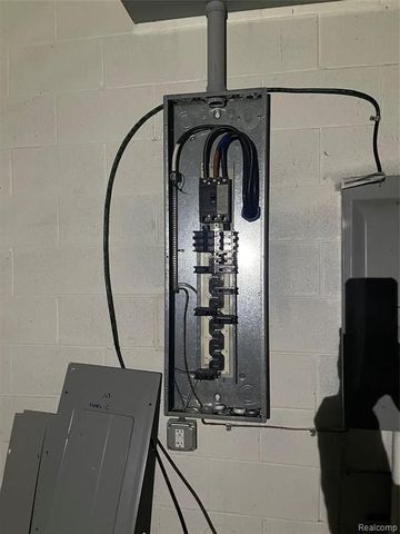 More Photos Of 301 S Oakwood, Detroit Warehouse For Sale