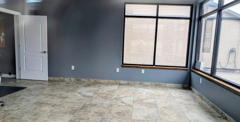 More Photos Of 832 S Main St, Lapeer Freestanding For Lease