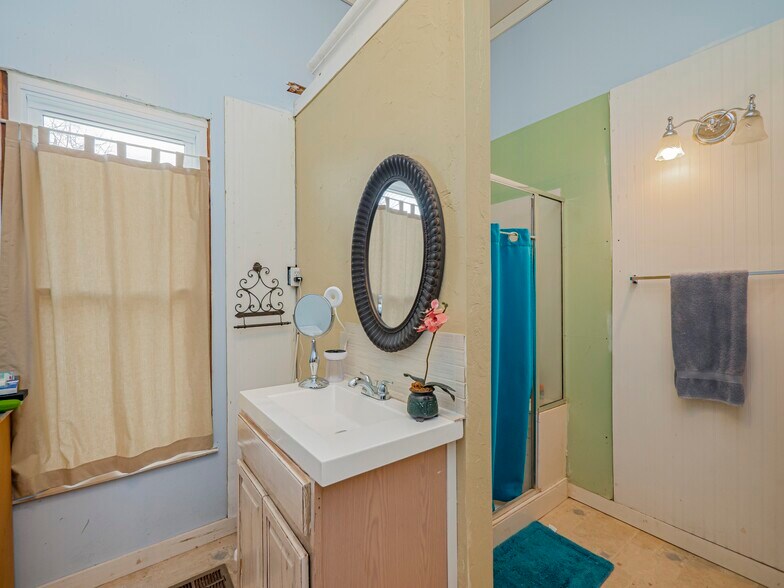 More Photos Of 1307 Wright St, Llano Freestanding For Sale