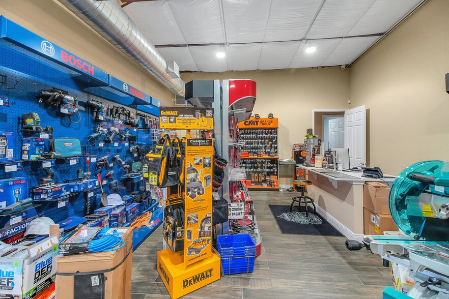 More Photos Of 1818 Greenleaf Ln, Leesburg Warehouse For Sale