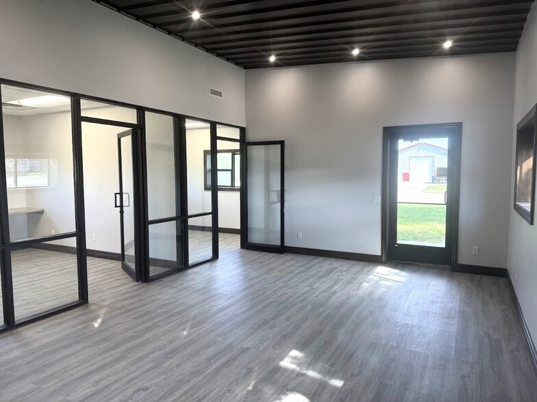 More Photos Of 1015 W Woodside St, Mcpherson Industrial For Sale