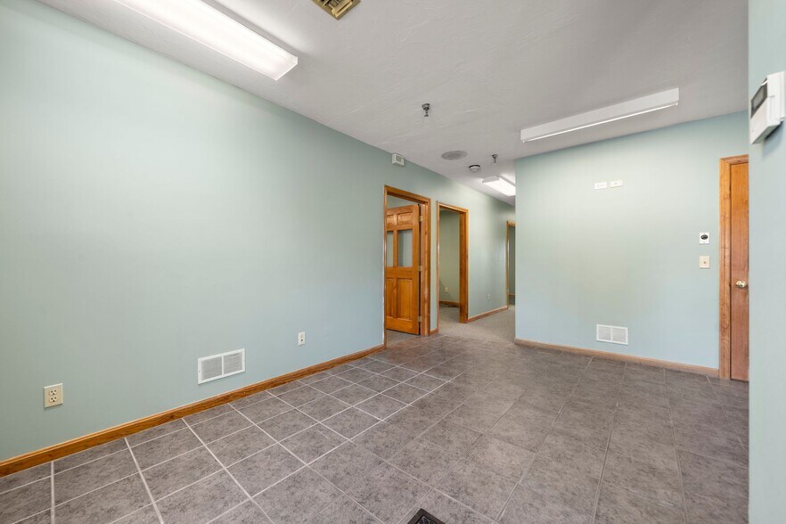 More Photos Of 4-6 Barlows Landing Rd, Pocasset Storefront Retail Office For Sale