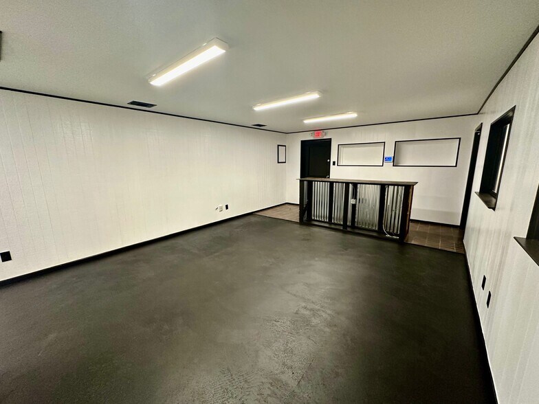 More Photos Of 210 Gravel St, Seguin Warehouse For Lease
