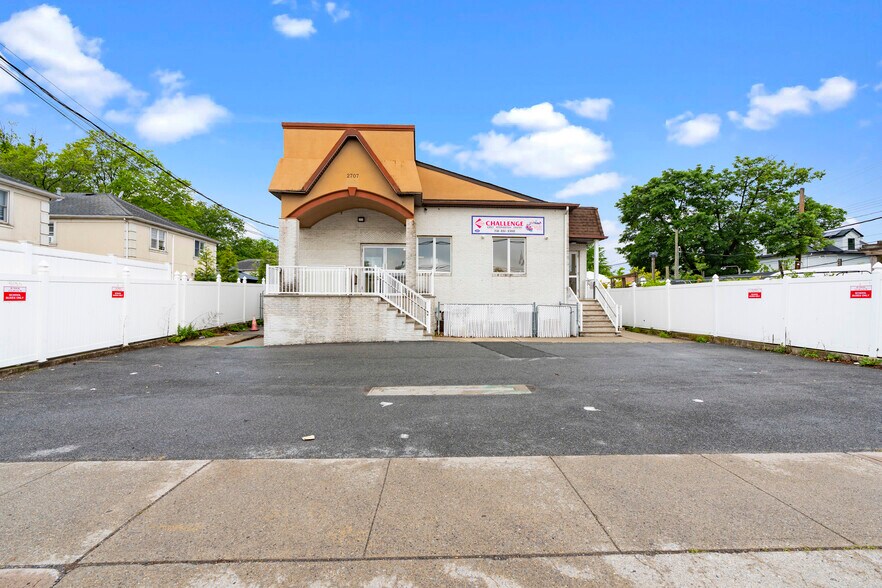 Primary Photo Of 2707 Hylan Blvd, Staten Island Office For Lease