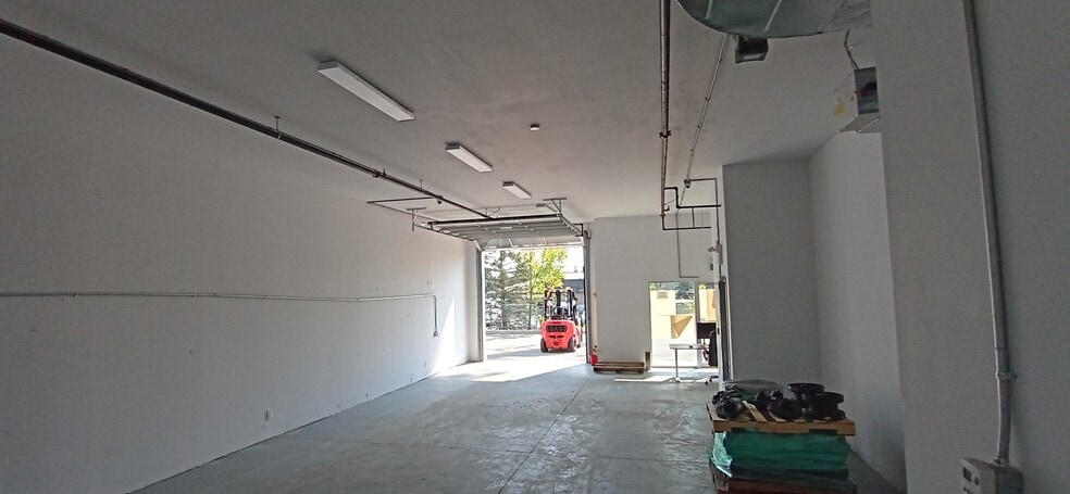 More Photos Of 65 Denzil Doyle Crt, Ottawa Light Distribution For Sale