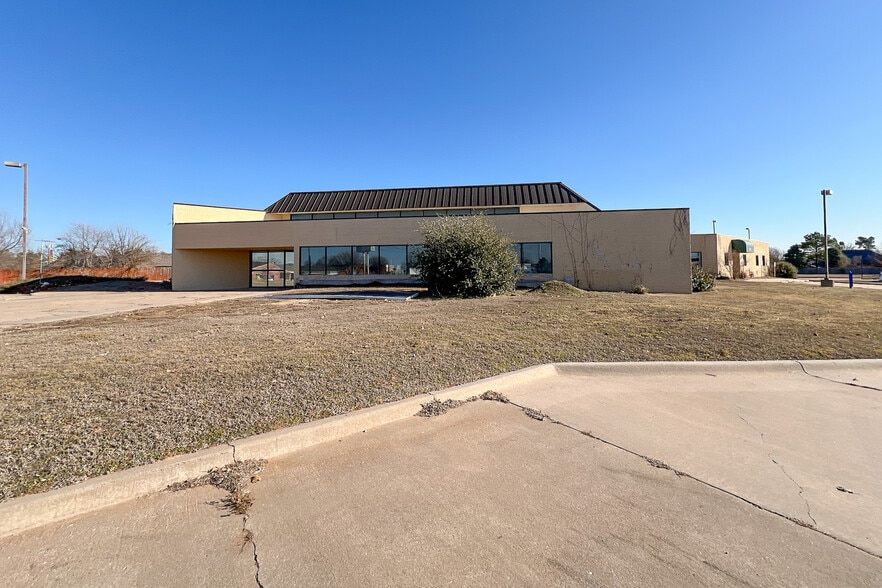 More Photos Of 3200 E Memorial Rd, Edmond Medical For Sale