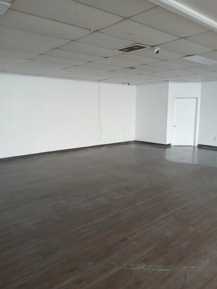 More Photos Of 6111 SRL Thornton Freeway, Dallas General Retail For Lease