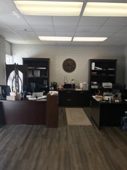 More Photos Of 170-226 W Smithfield St, Angier Flex For Lease