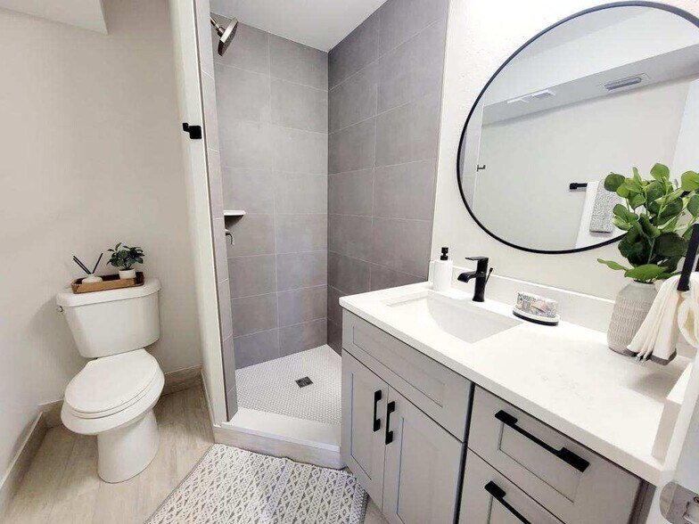 More Photos Of 3700 BENEVA Rd, Sarasota Apartments For Sale