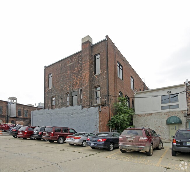 More Photos Of 16-20 W Huron St, Pontiac Office For Lease