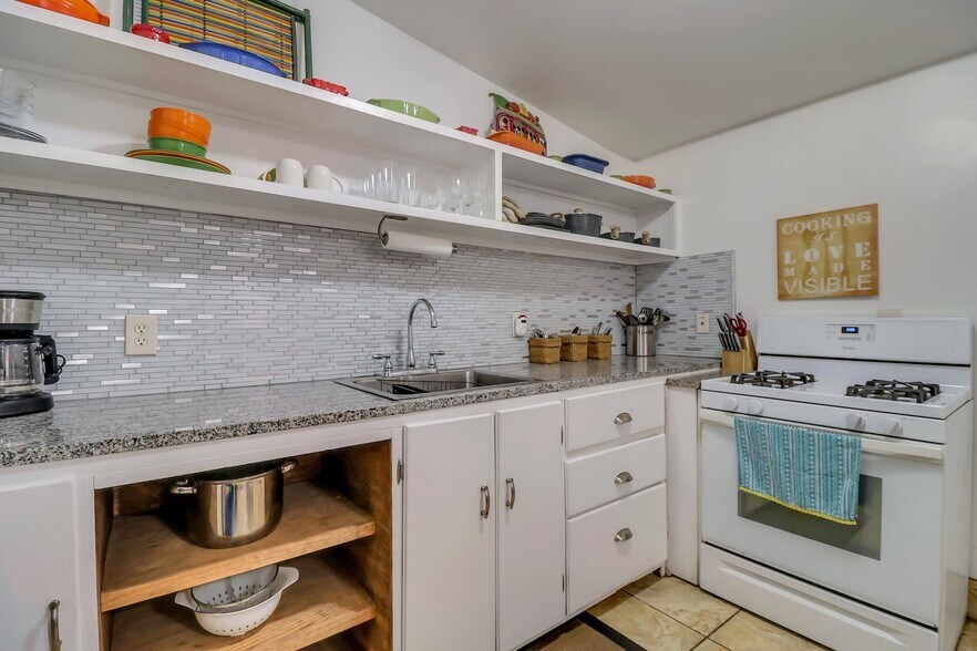 More Photos Of 8 E 41st St, Savannah Storefront Retail Residential For Sale