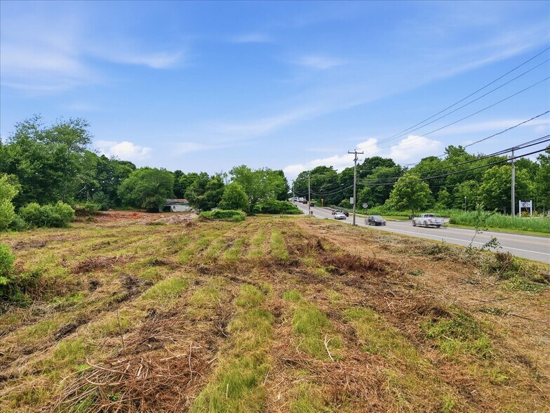 More Photos Of 16 Stonington Rd, Mystic Storefront For Sale