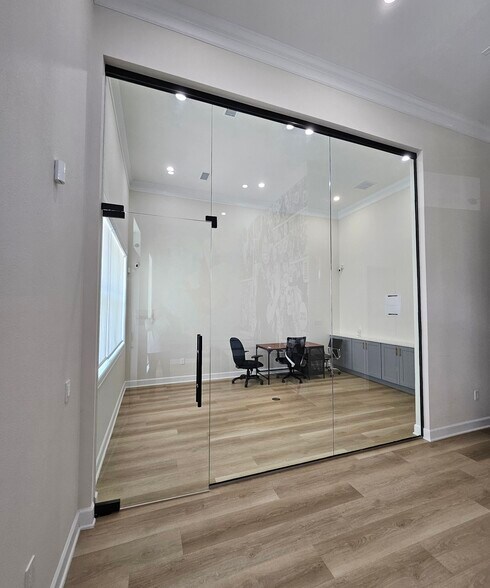 More Photos Of 1325 Main St, Katy Office For Sale