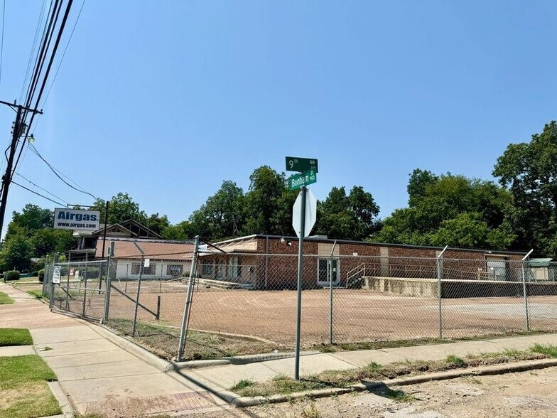 More Photos Of 900 Bonham St, Paris Showroom For Sale