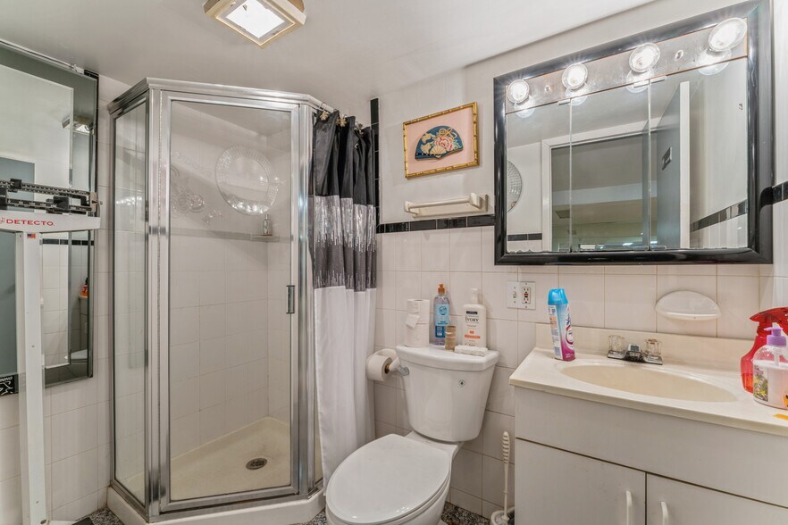 More Photos Of 917 Hempstead Tpke, Franklin Square Storefront For Sale