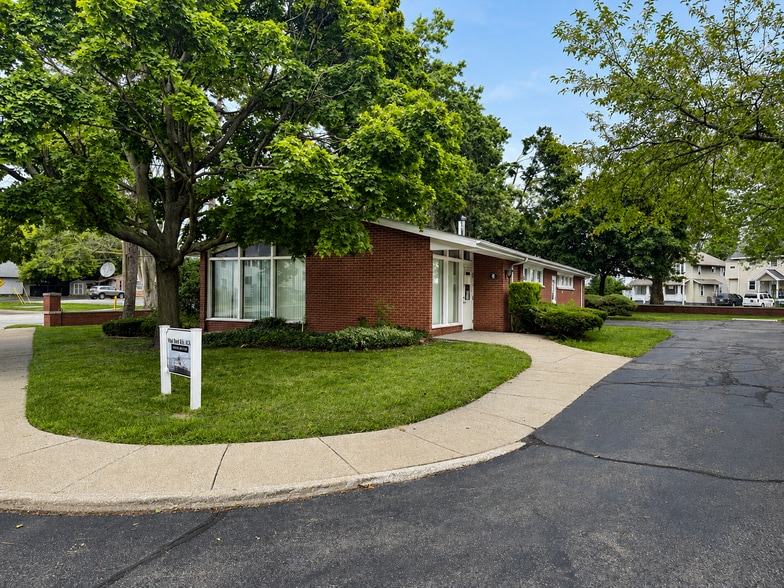 More Photos Of 2407 Military St, Port Huron Office For Sale