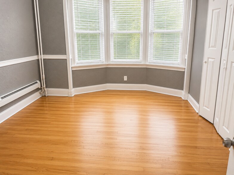More Photos Of 1228 Oak Ave, Evanston Apartments For Sale