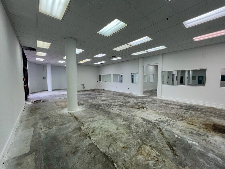 More Photos Of 2700 NW 36th St, Miami Office Residential For Lease