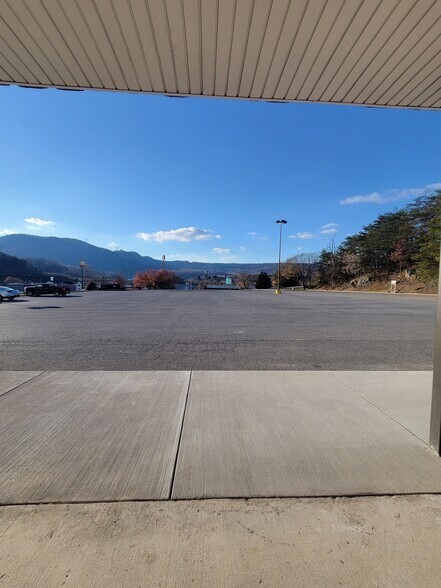 More Photos Of 2726-2708 Lee Hwy, Troutville Freestanding For Lease