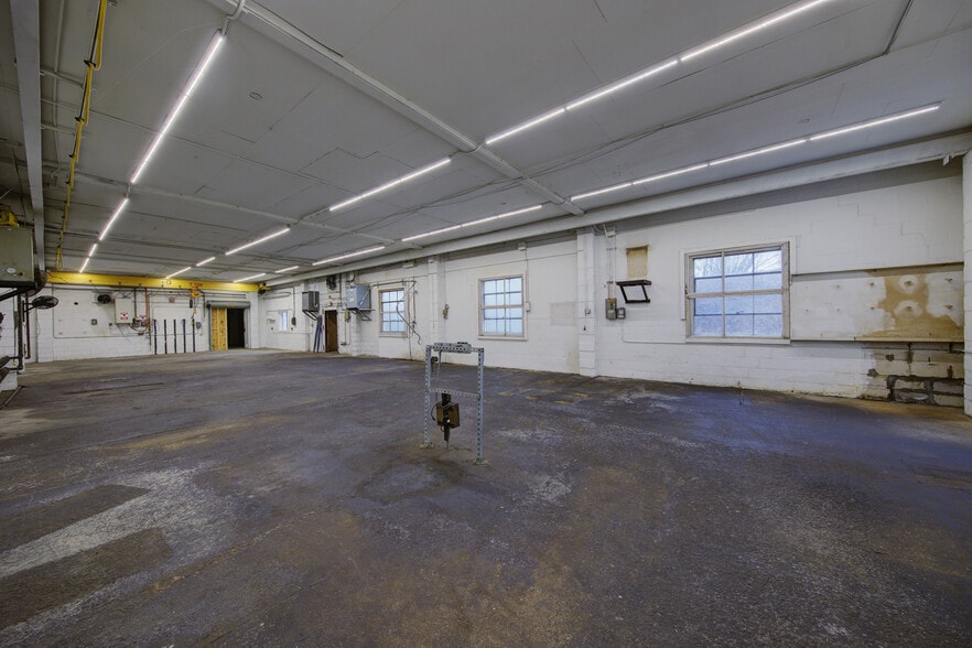 More Photos Of 180 Ushers Rd, Round Lake Warehouse For Sale