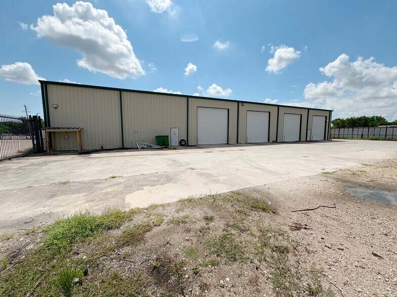 More Photos Of 2950 Preston Ave, Pasadena Unknown For Lease