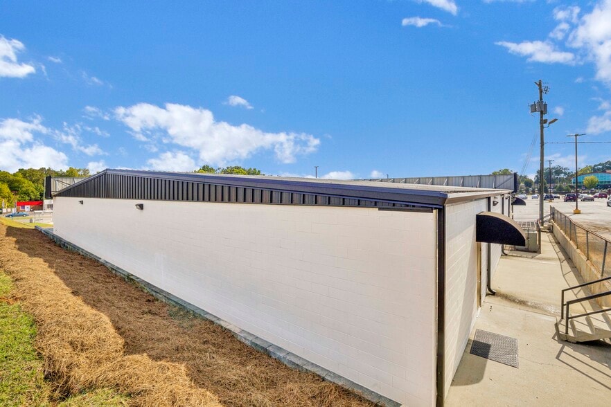 More Photos Of 589 Bessemer Super Hwy, Midfield General Retail For Sale