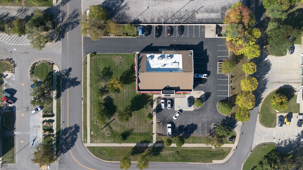 More Photos Of 123 S Franklin Rd, Bloomington Storefront For Sale