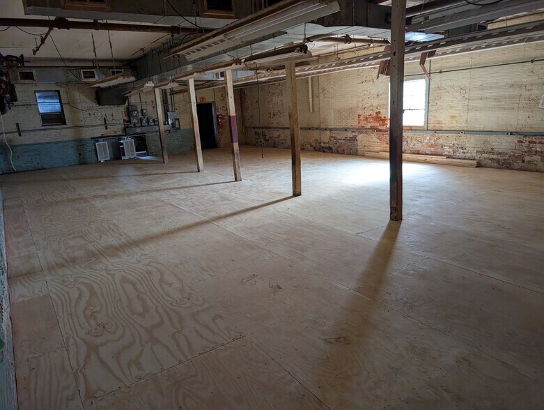 More Photos Of 230 Hawkins St, Burlington Warehouse For Lease