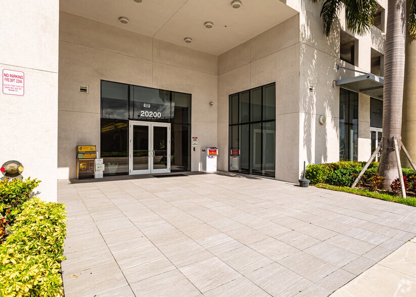 More Photos Of 20200 W dixie Hwy, Aventura Medical For Lease