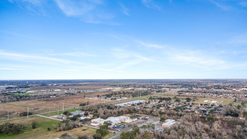More Photos Of 301 Medic Ln, Alvin Self Storage For Sale
