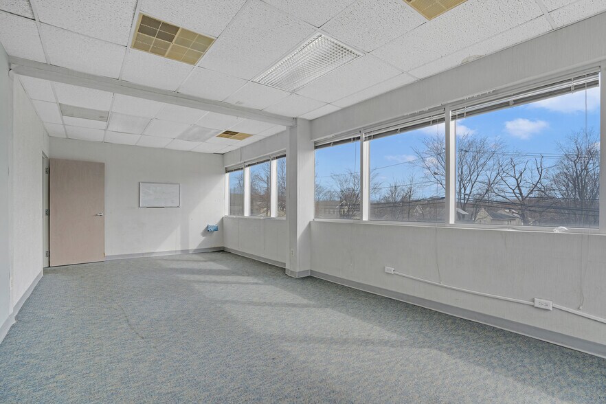 More Photos Of 1656 Oak Tree Rd, Edison Medical For Lease