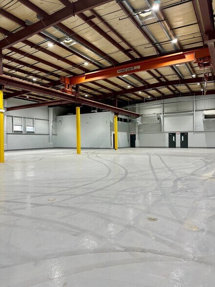 More Photos Of 2700 Auburn Ct, Auburn Hills Warehouse For Lease