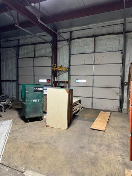 More Photos Of 526 N Commercial St, Neenah Warehouse For Lease