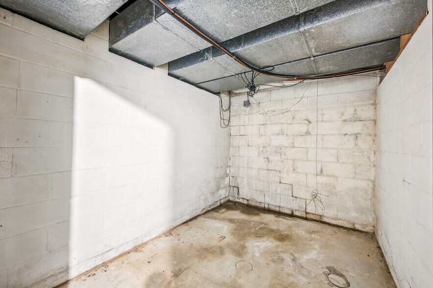 More Photos Of 2000 Green St, Farrell Medical For Sale