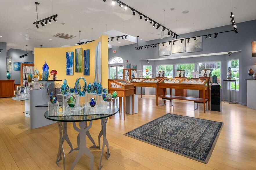 More Photos Of 307 Main St, Ogunquit Storefront For Sale