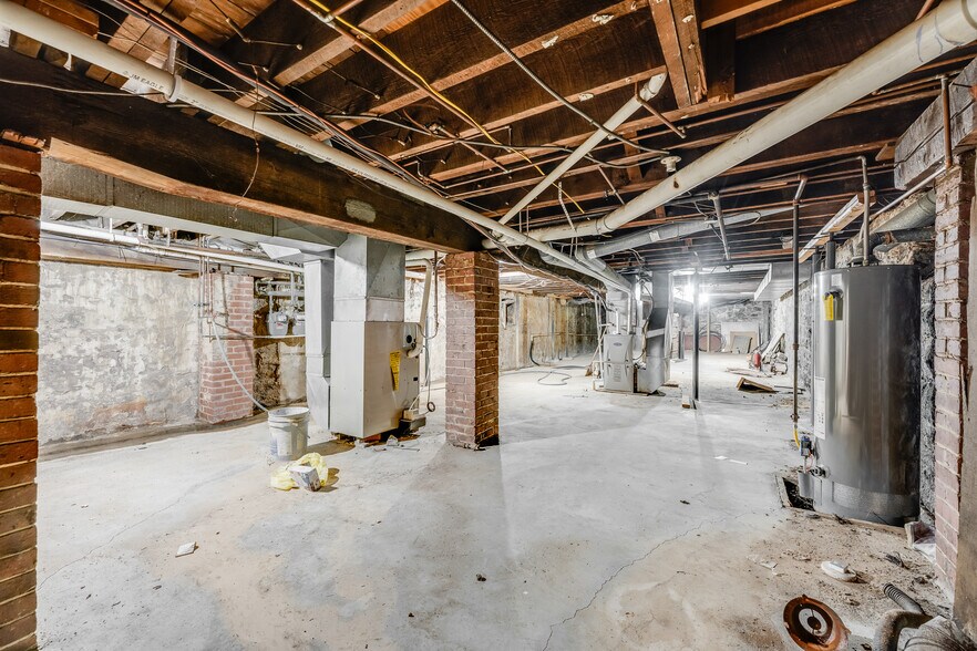 More Photos Of 215 Merchant St, Fairmont Office For Sale