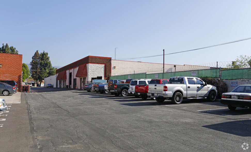 More Photos Of 373 W Palmer Ave, Glendale Warehouse For Lease