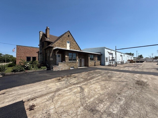 More Photos Of 9525 Southview Ave, Brookfield Warehouse For Lease