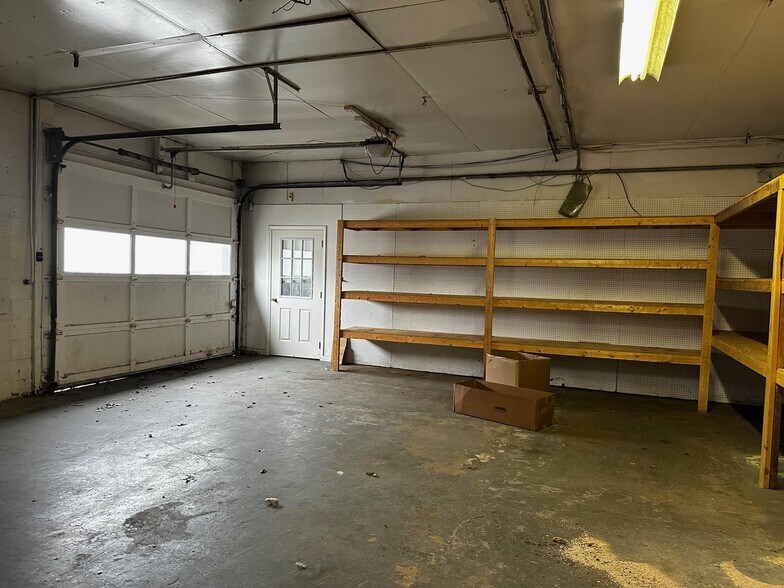 More Photos Of 1950 East Pike, Zanesville Showroom For Lease