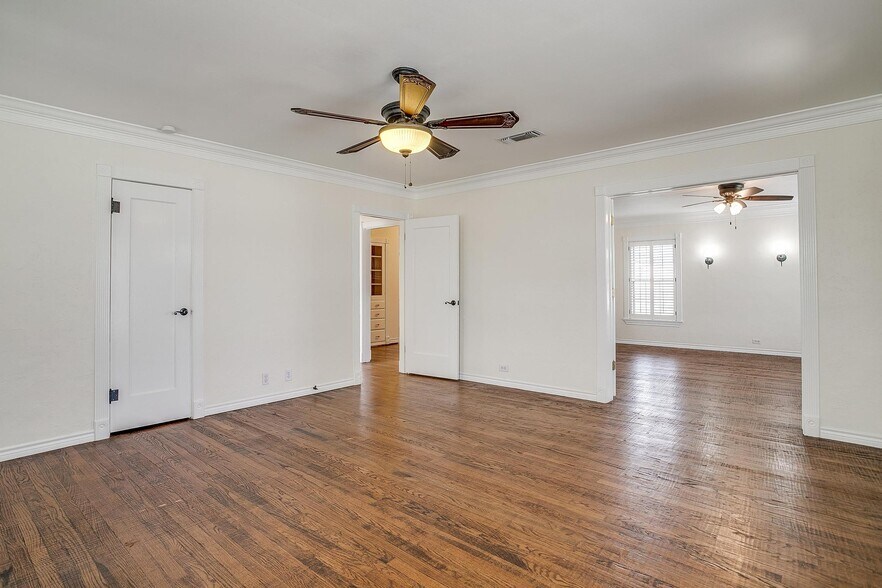 More Photos Of 113 N Tarrant St, Crowley Office For Sale