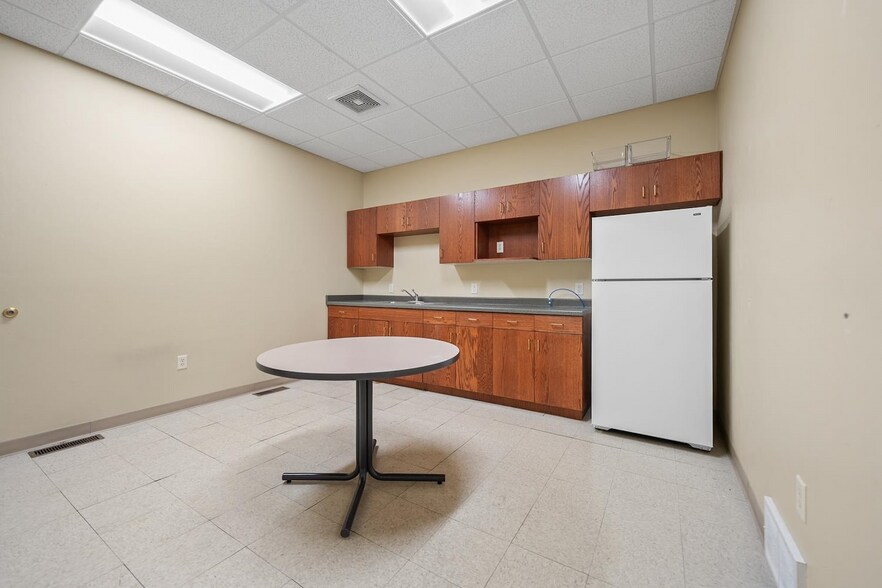 More Photos Of 2521 Steffens Ct, Green Bay Bank For Sale