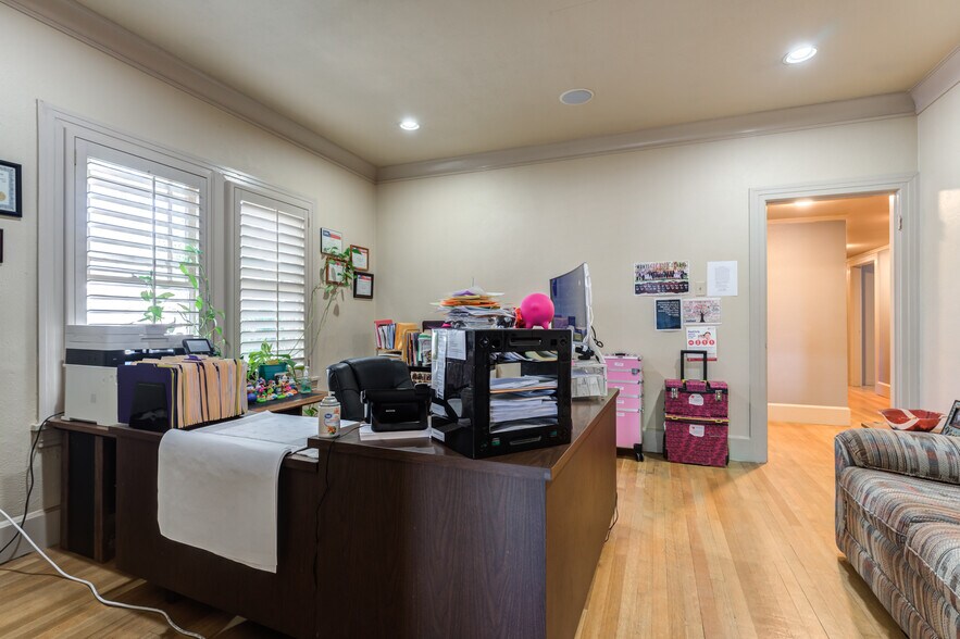 More Photos Of 2124 Broadway St, Lubbock Office For Sale