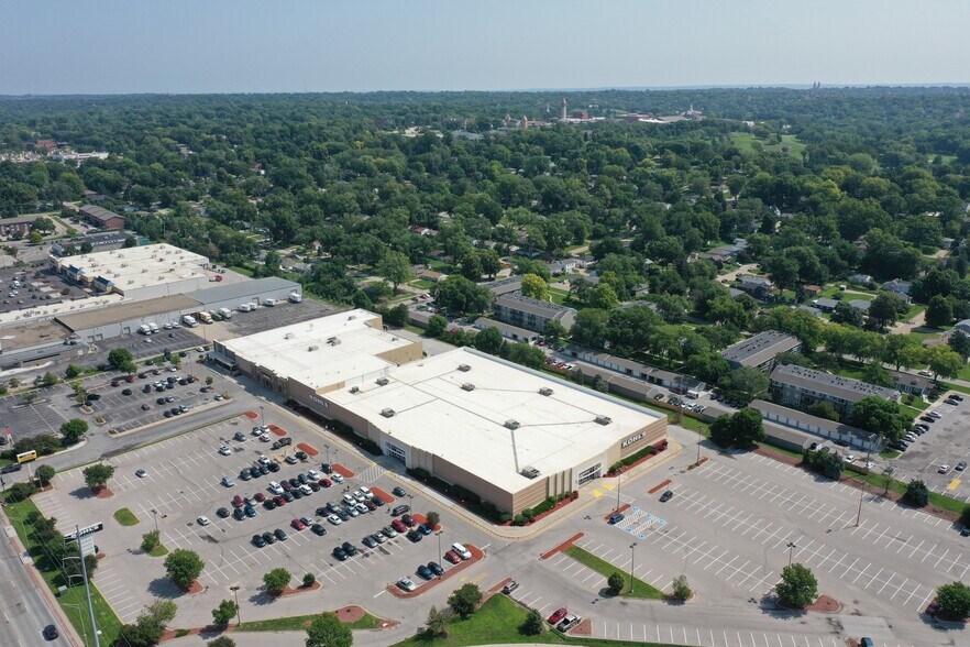 More Photos Of 909 S 72nd St, Omaha Department Store For Sale