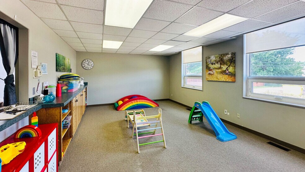 More Photos Of 601 7 St E, Drumheller Office For Sale